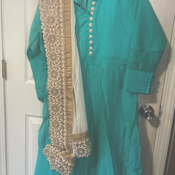 Look likes new wear only one time xl size matireal soft silk good condition - Picture 2 of 3